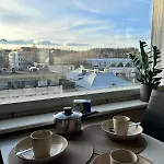 Comfy Downtown At Prime Location